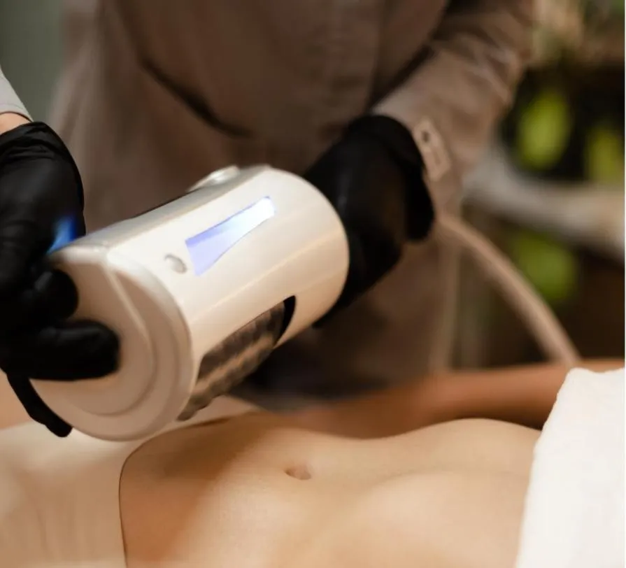 Специалист проводит процедуру Endospheres Therapy на животе