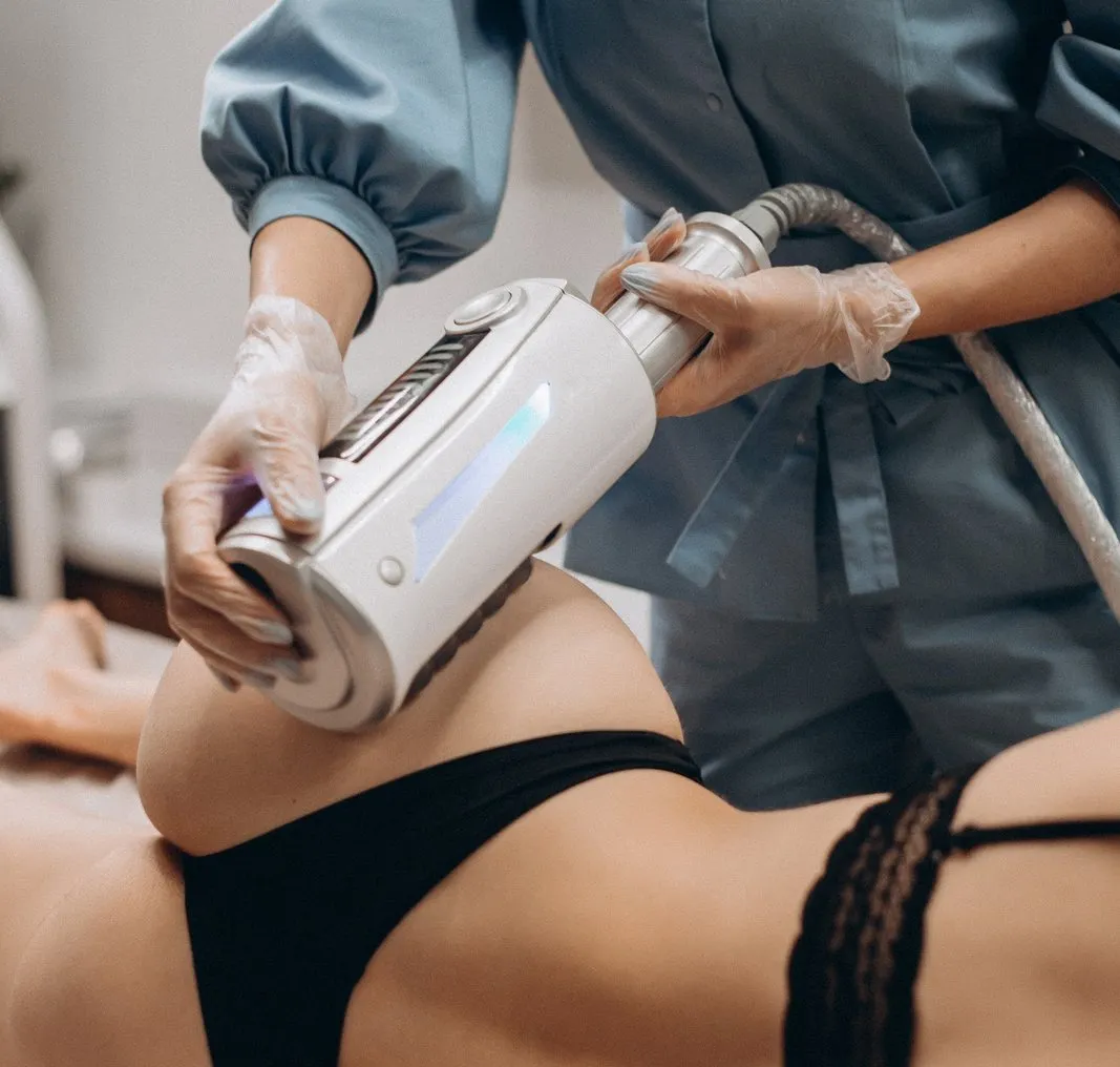 Специалист проводит процедуру Endospheres Therapy на зоне ягодиц