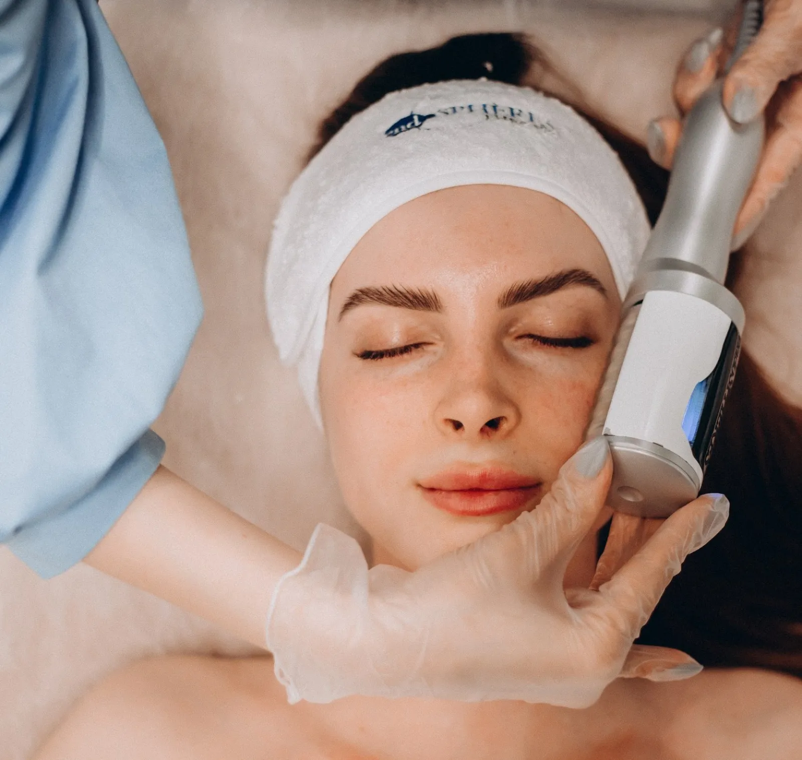 Специалист проводит процедуру Endospheres Therapy на лице ручной насадкой со сферами