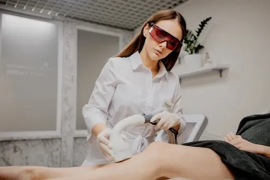 Преимущества лазерной эпиляции голеней